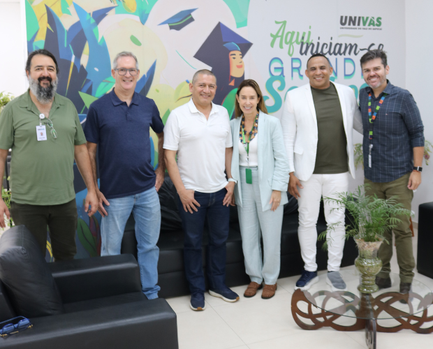 Univs comemora termos de cooperao acordados com instituies internacionais